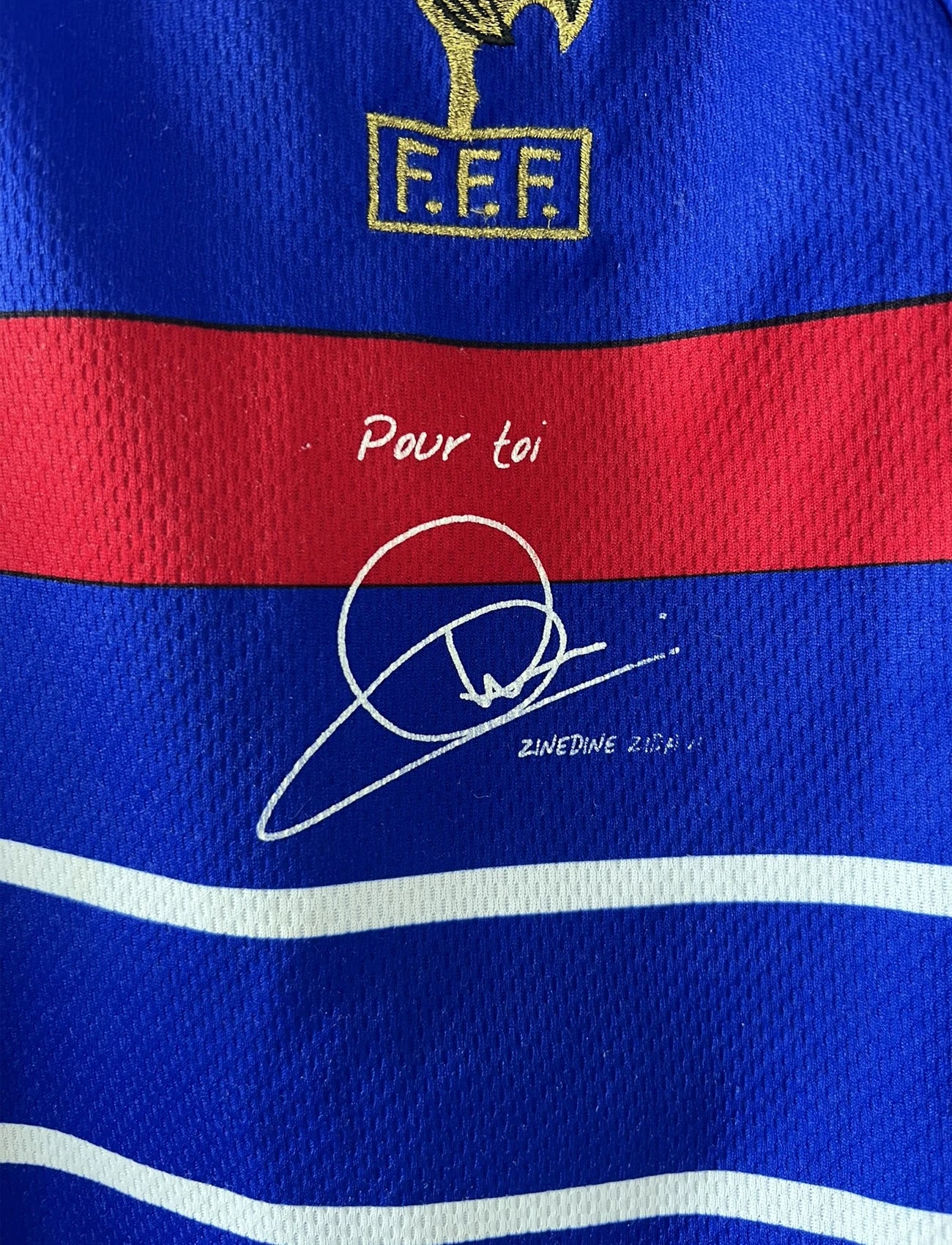 Maillot de foot vintage domicile bleu blanc et rouge de l'équipe de france lors de la coupe du monde 1998. On peut retrouver l'équipementier adidas. Le maillot est floqué du numéro 10 zinedine zidane. Il s'agit d'un maillot authentique d'époque.