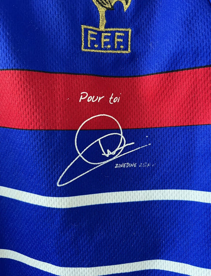 Maillot de foot vintage domicile bleu blanc et rouge de l'équipe de france lors de la coupe du monde 1998. On peut retrouver l'équipementier adidas. Le maillot est floqué du numéro 10 zinedine zidane. Il s'agit d'un maillot authentique d'époque.