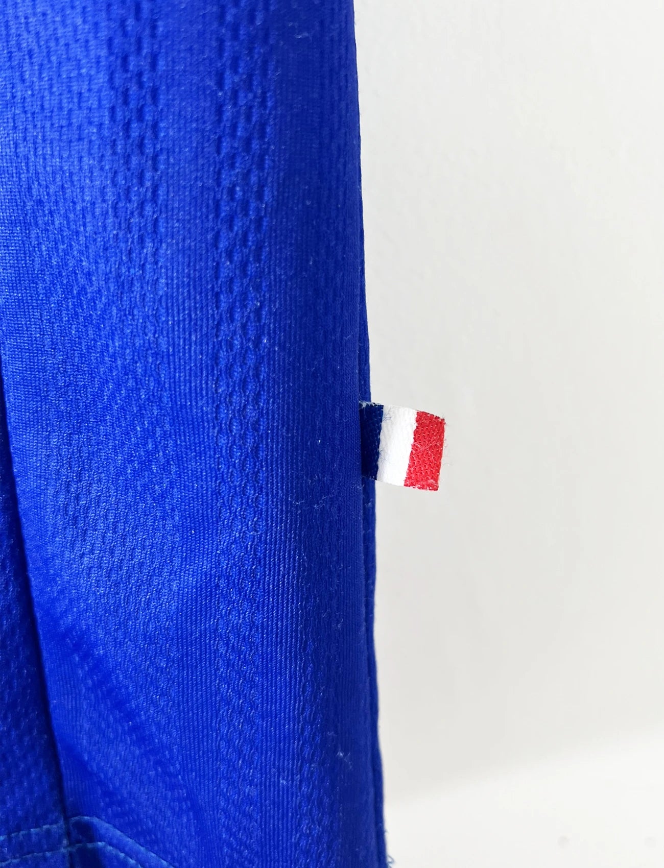 Maillot de foot vintage domicile bleu blanc et rouge de l'équipe de france lors de la coupe du monde 1998. On peut retrouver l'équipementier adidas. Le maillot est floqué du numéro 10 zinedine zidane. Il s'agit d'un maillot authentique d'époque.