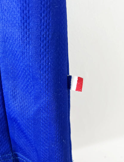Maillot de foot vintage domicile bleu blanc et rouge de l'équipe de france lors de la coupe du monde 1998. On peut retrouver l'équipementier adidas. Le maillot est floqué du numéro 10 zinedine zidane. Il s'agit d'un maillot authentique d'époque.