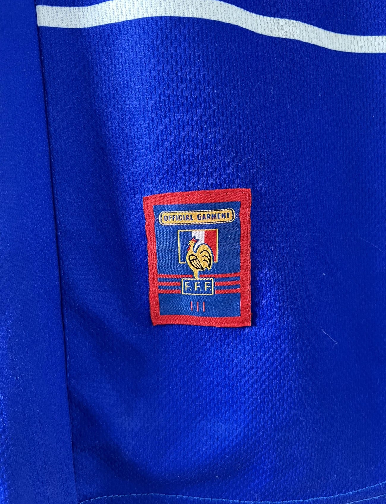 Maillot de foot vintage domicile bleu blanc et rouge de l'équipe de france lors de la coupe du monde 1998. On peut retrouver l'équipementier adidas. Le maillot est floqué du numéro 10 zinedine zidane. Il s'agit d'un maillot authentique d'époque.