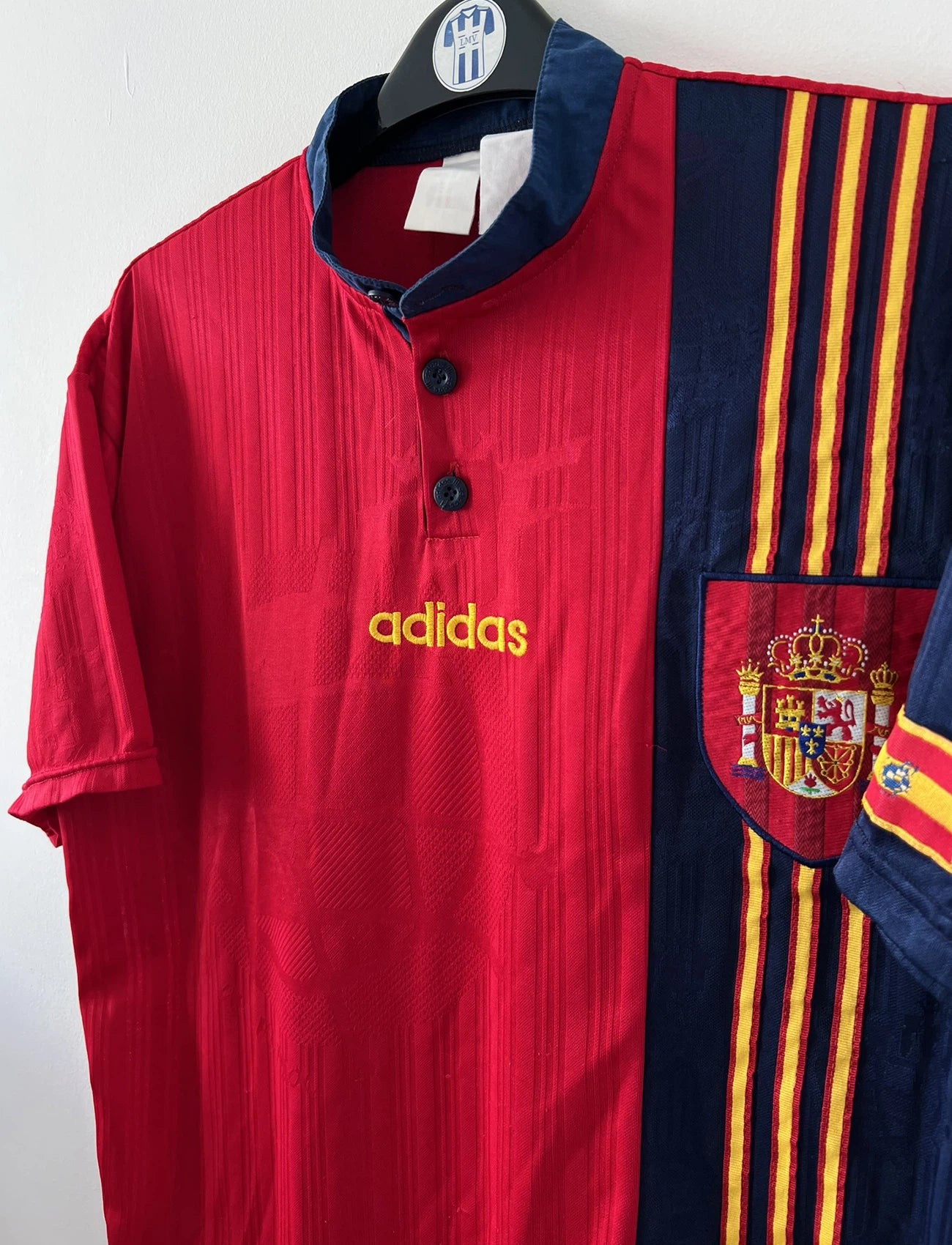Maillot de foot vintage domicile rouge de l'Espagne 1996. On peut retrouver l'équipementier Adidas. Il s'agit d'un maillot authentique d'époque.