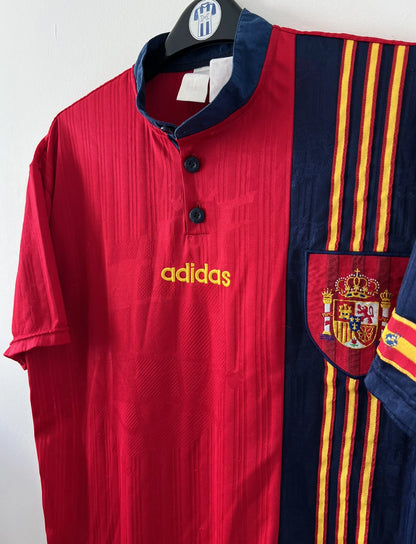 Maillot de foot vintage domicile rouge de l'Espagne 1996. On peut retrouver l'équipementier Adidas. Il s'agit d'un maillot authentique d'époque.