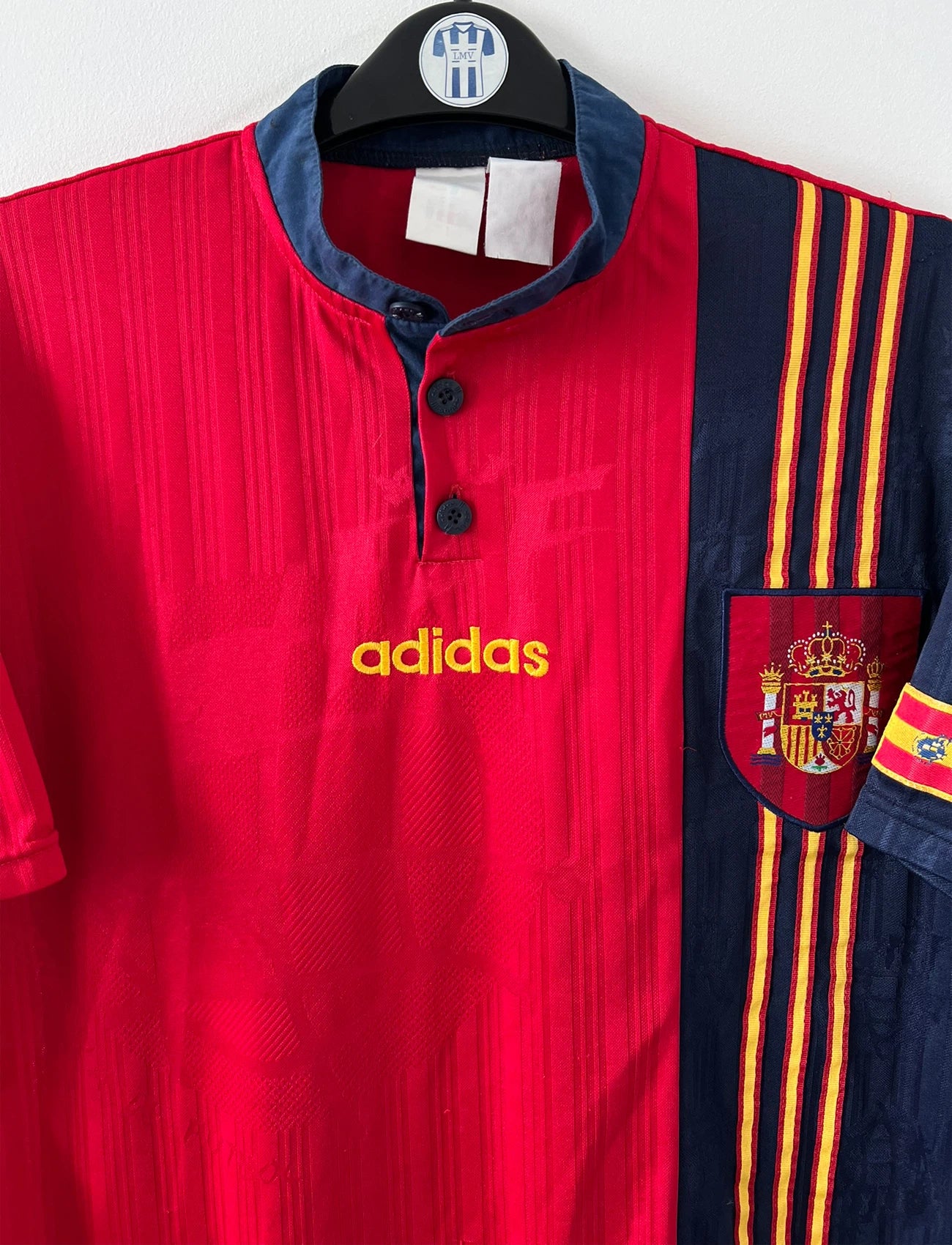 Maillot de foot vintage domicile rouge de l'Espagne 1996. On peut retrouver l'équipementier Adidas. Il s'agit d'un maillot authentique d'époque.