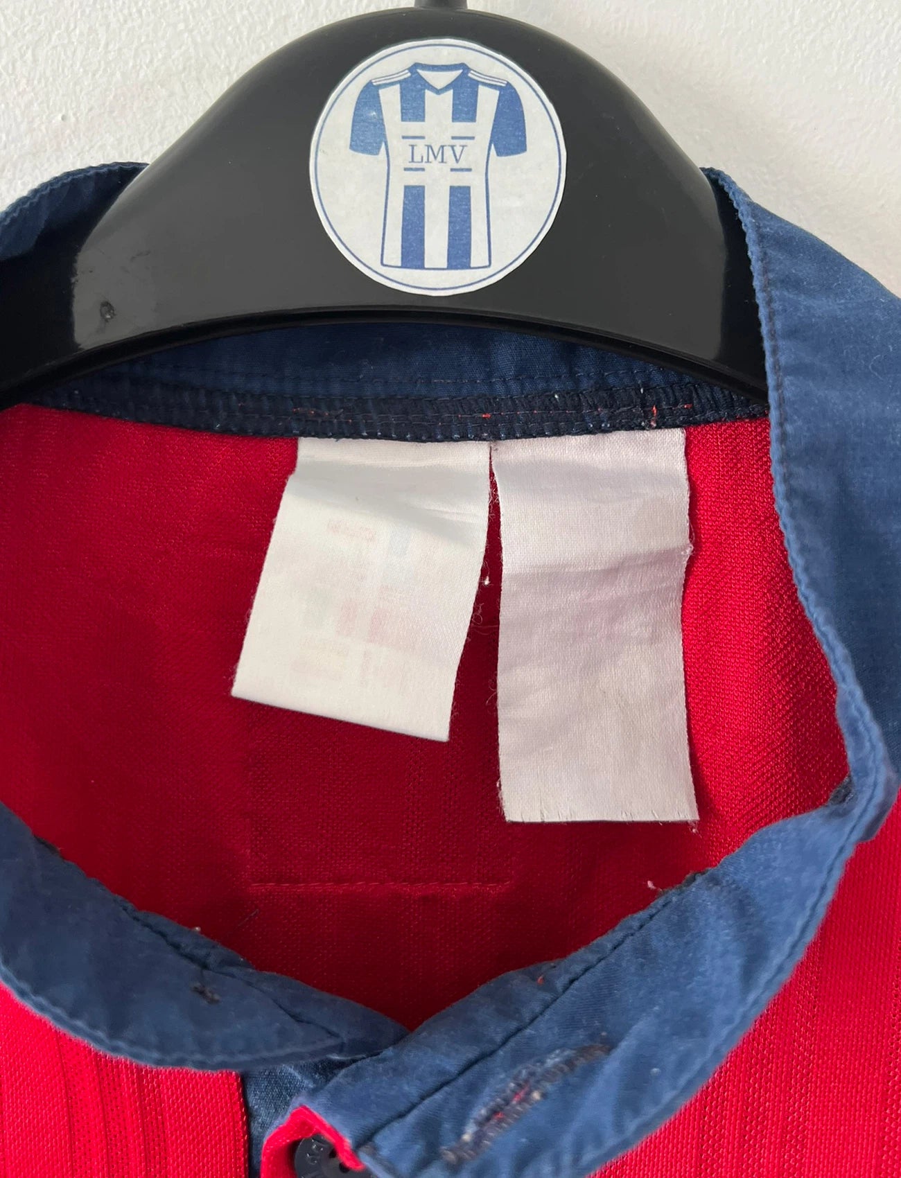 Maillot de foot vintage domicile rouge de l'Espagne 1996. On peut retrouver l'équipementier Adidas. Il s'agit d'un maillot authentique d'époque.