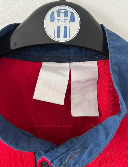 Maillot de foot vintage domicile rouge de l'Espagne 1996. On peut retrouver l'équipementier Adidas. Il s'agit d'un maillot authentique d'époque.