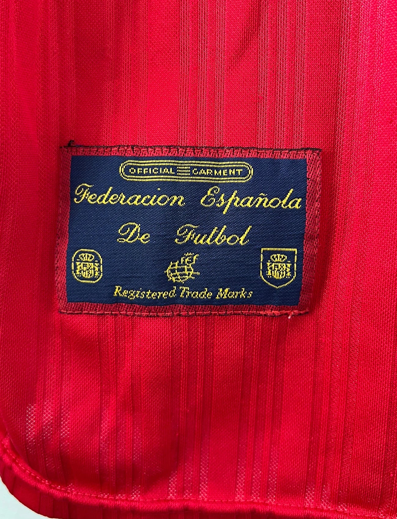 Maillot de foot vintage domicile rouge de l'Espagne 1996. On peut retrouver l'équipementier Adidas. Il s'agit d'un maillot authentique d'époque.