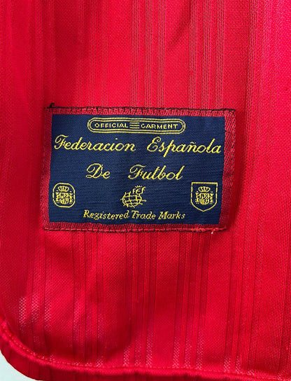 Maillot de foot vintage domicile rouge de l'Espagne 1996. On peut retrouver l'équipementier Adidas. Il s'agit d'un maillot authentique d'époque.