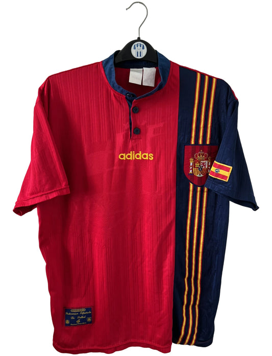 Maillot de foot vintage domicile rouge de l'Espagne 1996. On peut retrouver l'équipementier Adidas. Il s'agit d'un maillot authentique d'époque.