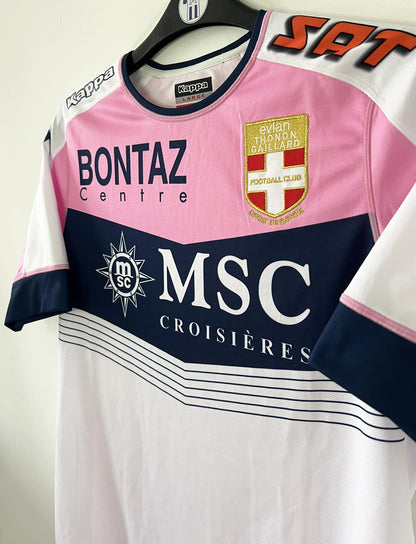 Maillot de foot domicile vintage rose et blanc de l'Evian Thonon Gaillard de la saison 2015/2016. On peut retrouver l'équipementier kappa et le sponsor msc. Il s'agit d'un maillot authentique d'époque.