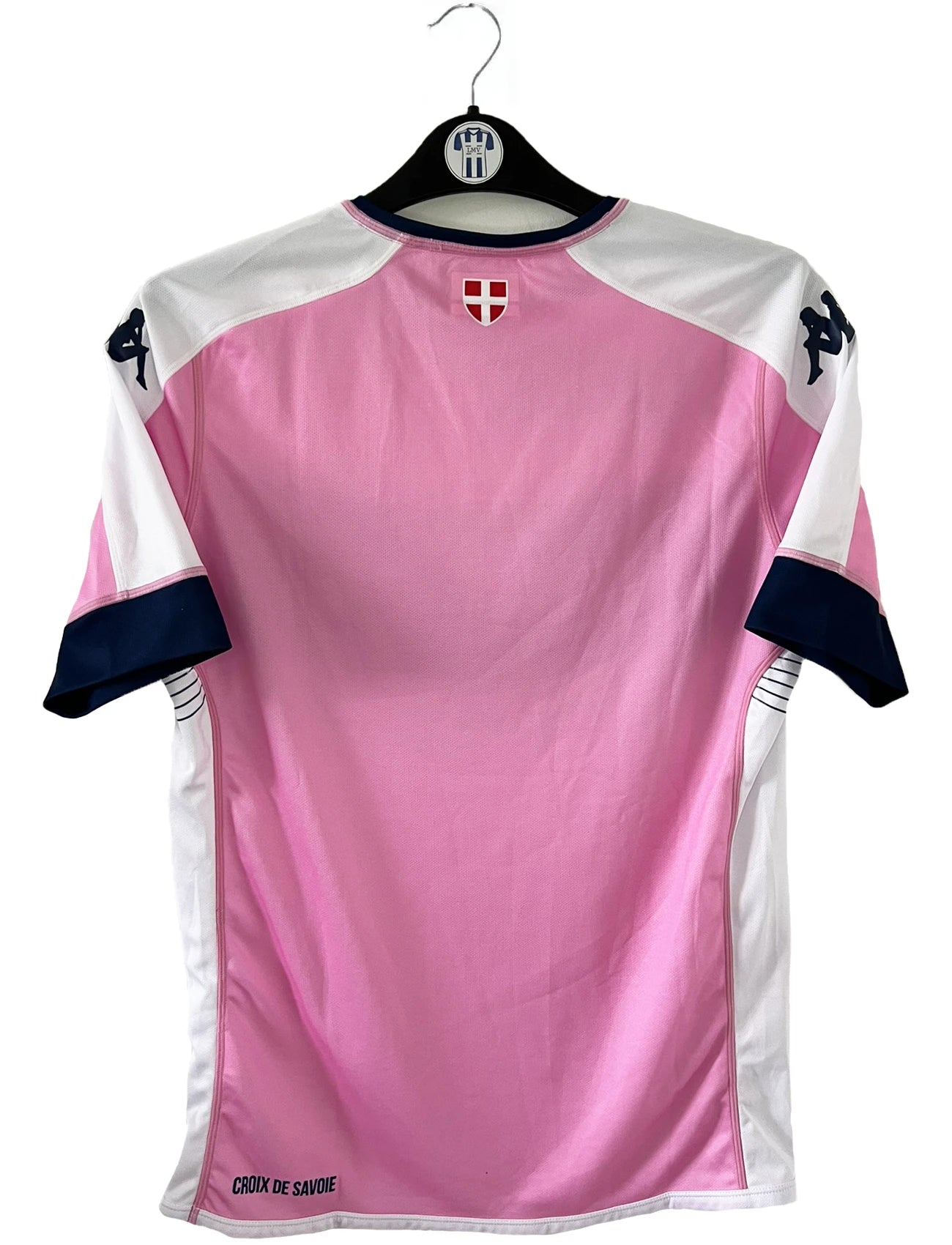 Maillot de foot domicile vintage rose et blanc de l'Evian Thonon Gaillard de la saison 2015/2016. On peut retrouver l'équipementier kappa et le sponsor msc. Il s'agit d'un maillot authentique d'époque.