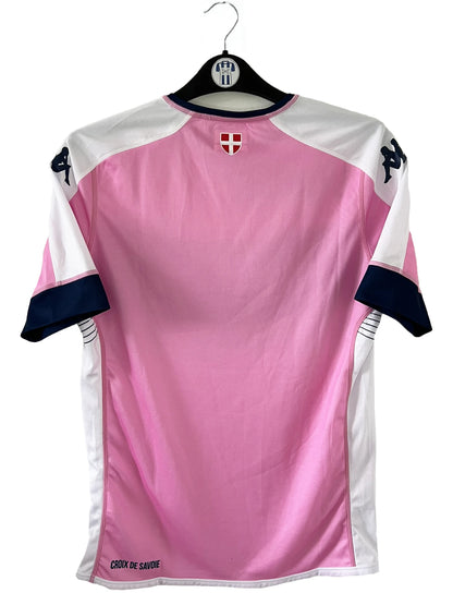 Maillot de foot domicile vintage rose et blanc de l'Evian Thonon Gaillard de la saison 2015/2016. On peut retrouver l'équipementier kappa et le sponsor msc. Il s'agit d'un maillot authentique d'époque.