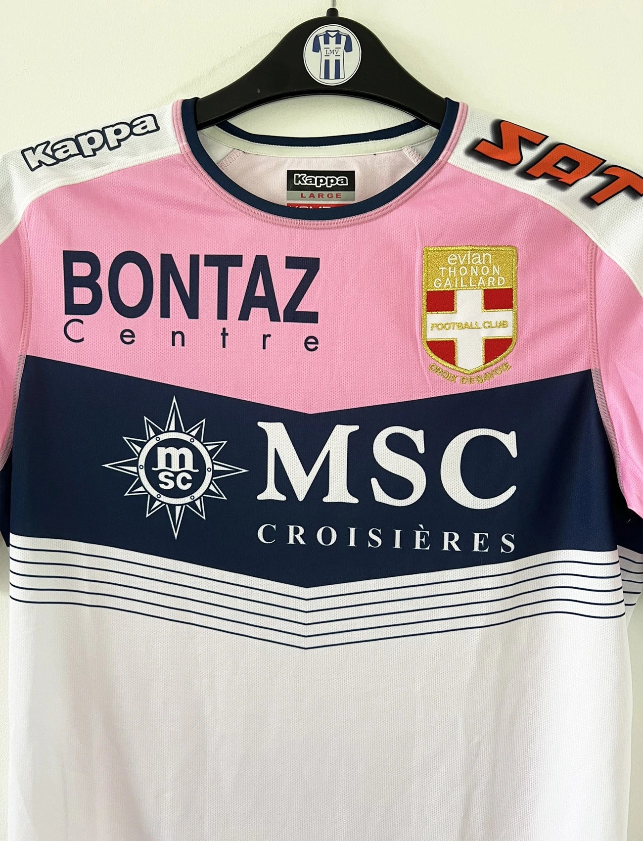 Maillot de foot domicile vintage rose et blanc de l'Evian Thonon Gaillard de la saison 2015/2016. On peut retrouver l'équipementier kappa et le sponsor msc. Il s'agit d'un maillot authentique d'époque.