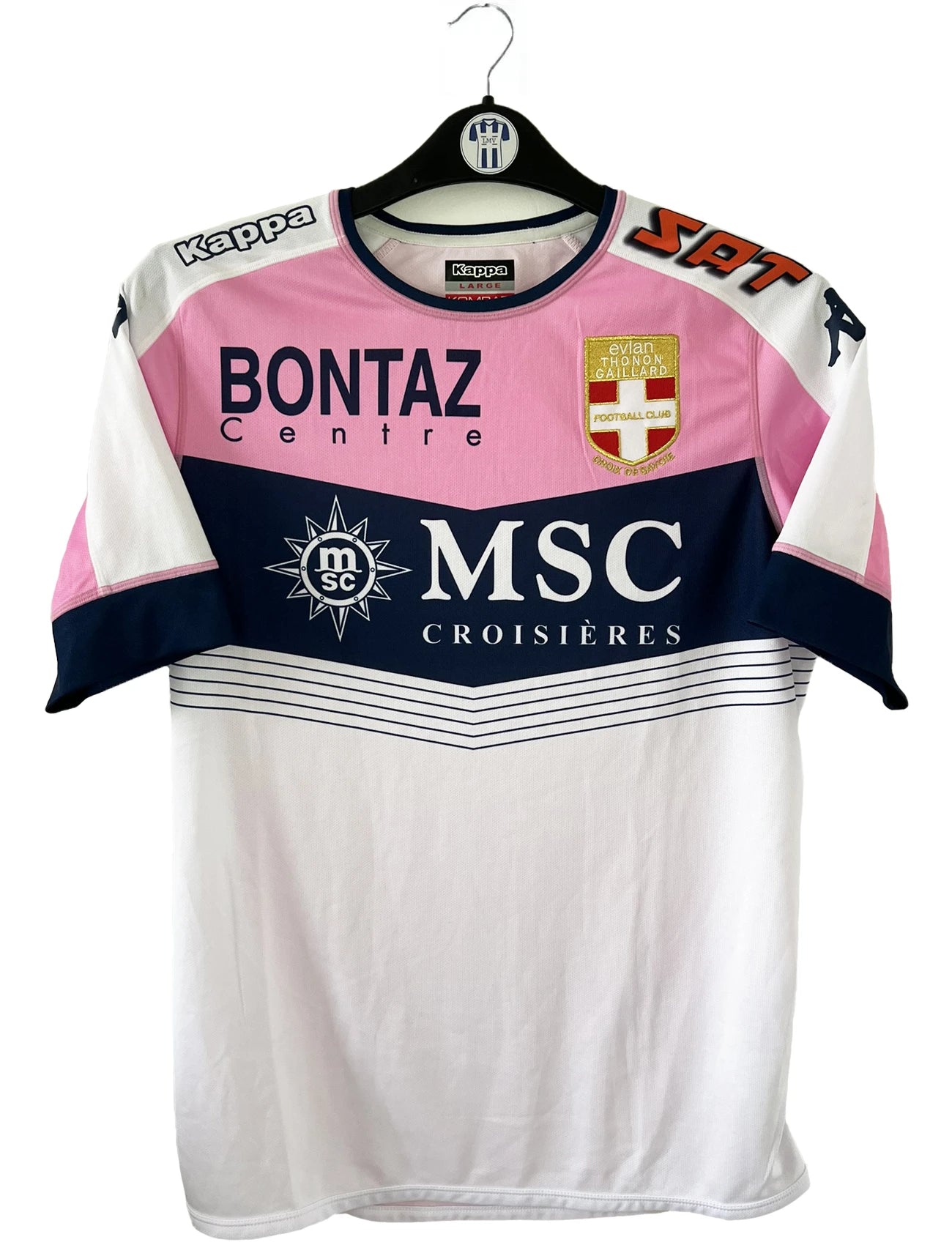 Maillot de foot domicile vintage rose et blanc de l'Evian Thonon Gaillard de la saison 2015/2016. On peut retrouver l'équipementier kappa et le sponsor msc. Il s'agit d'un maillot authentique d'époque.
