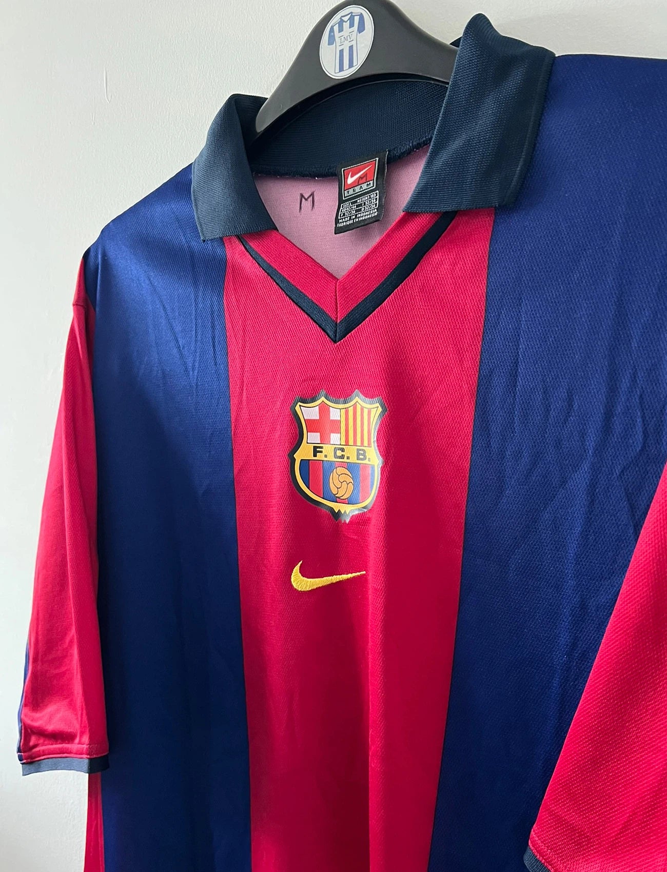Maillot de foot vintage domicile bleu et rouge du FC Barcelone saison 2000/2001. On peut retrouver l'équipementier Nike. Il s'agit d'un maillot authentique d'époque.
