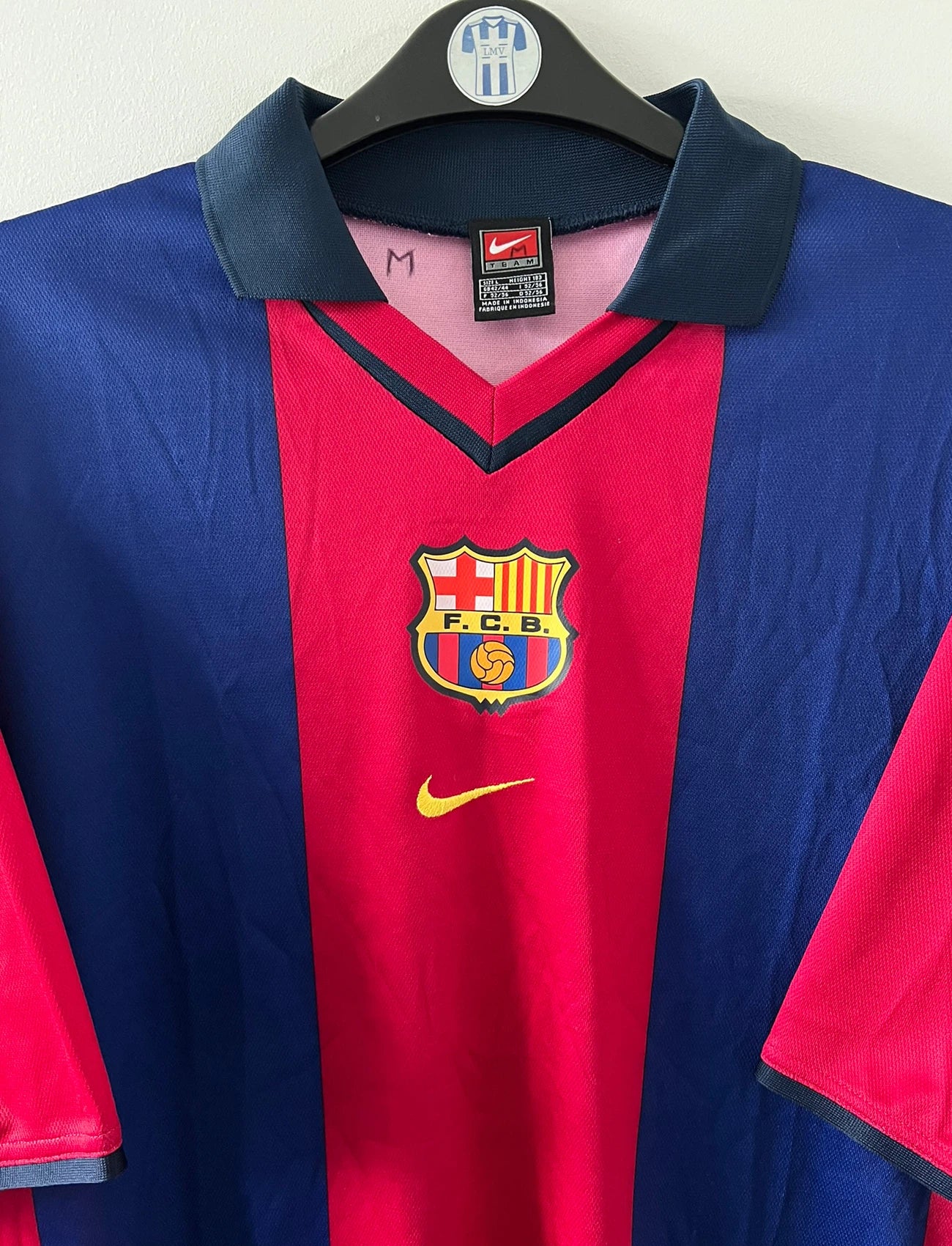 Maillot de foot vintage domicile bleu et rouge du FC Barcelone saison 2000/2001. On peut retrouver l'équipementier Nike. Il s'agit d'un maillot authentique d'époque.
