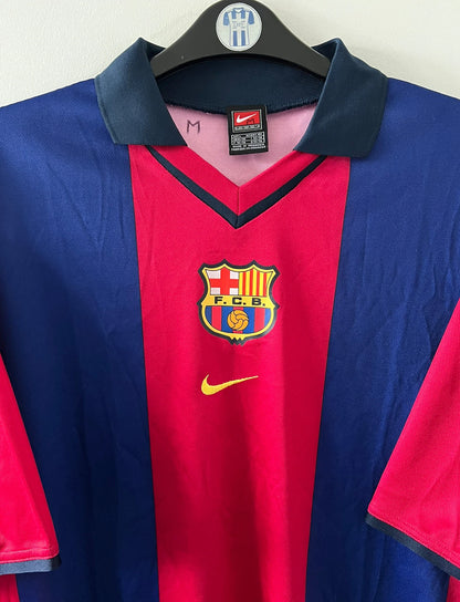 Maillot de foot vintage domicile bleu et rouge du FC Barcelone saison 2000/2001. On peut retrouver l'équipementier Nike. Il s'agit d'un maillot authentique d'époque.