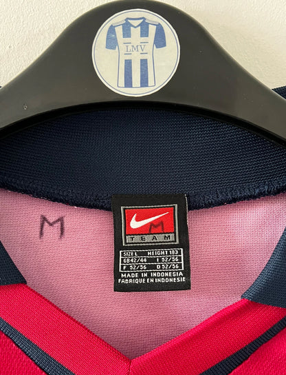 Maillot de foot vintage domicile bleu et rouge du FC Barcelone saison 2000/2001. On peut retrouver l'équipementier Nike. Il s'agit d'un maillot authentique d'époque.