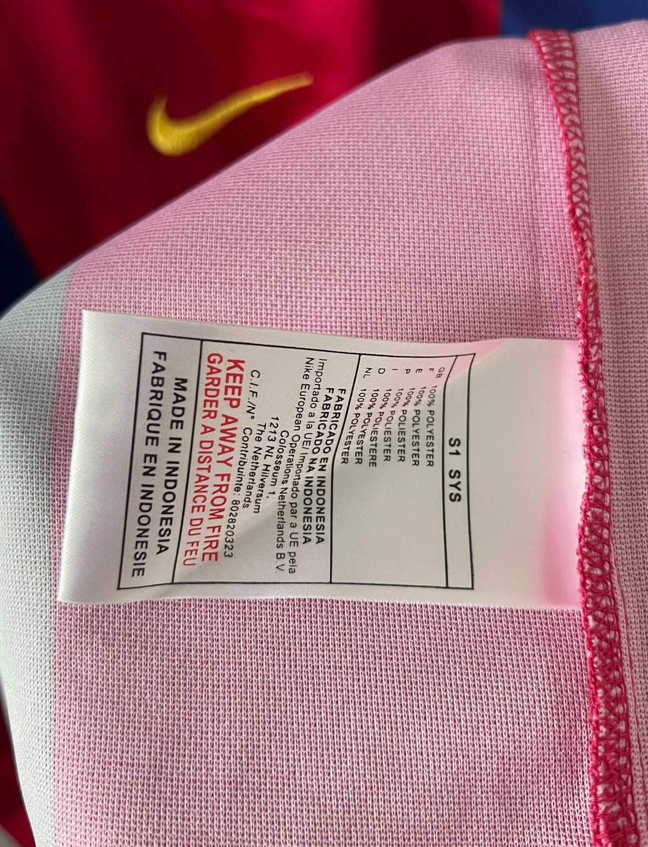 Maillot de foot vintage domicile bleu et rouge du FC Barcelone saison 2000/2001. On peut retrouver l'équipementier Nike. Il s'agit d'un maillot authentique d'époque.