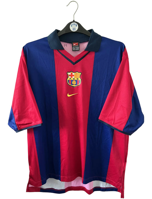 Maillot de foot vintage domicile bleu et rouge du FC Barcelone saison 2000/2001. On peut retrouver l'équipementier Nike. Il s'agit d'un maillot authentique d'époque.