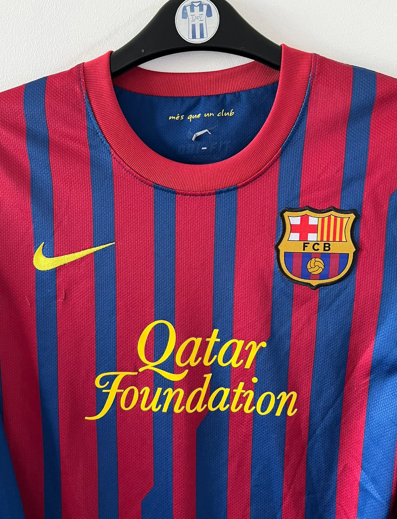 Maillot de foot vintage domicile rouge et bleu du FC Barcelone 2011/2012. On peut retrouver l'équipementier Nike et le sponsor Qatar Foundation. Le maillot est floqué du numéro 10 Lionel Messi. Il s'agit d'un maillot authentique d'époque