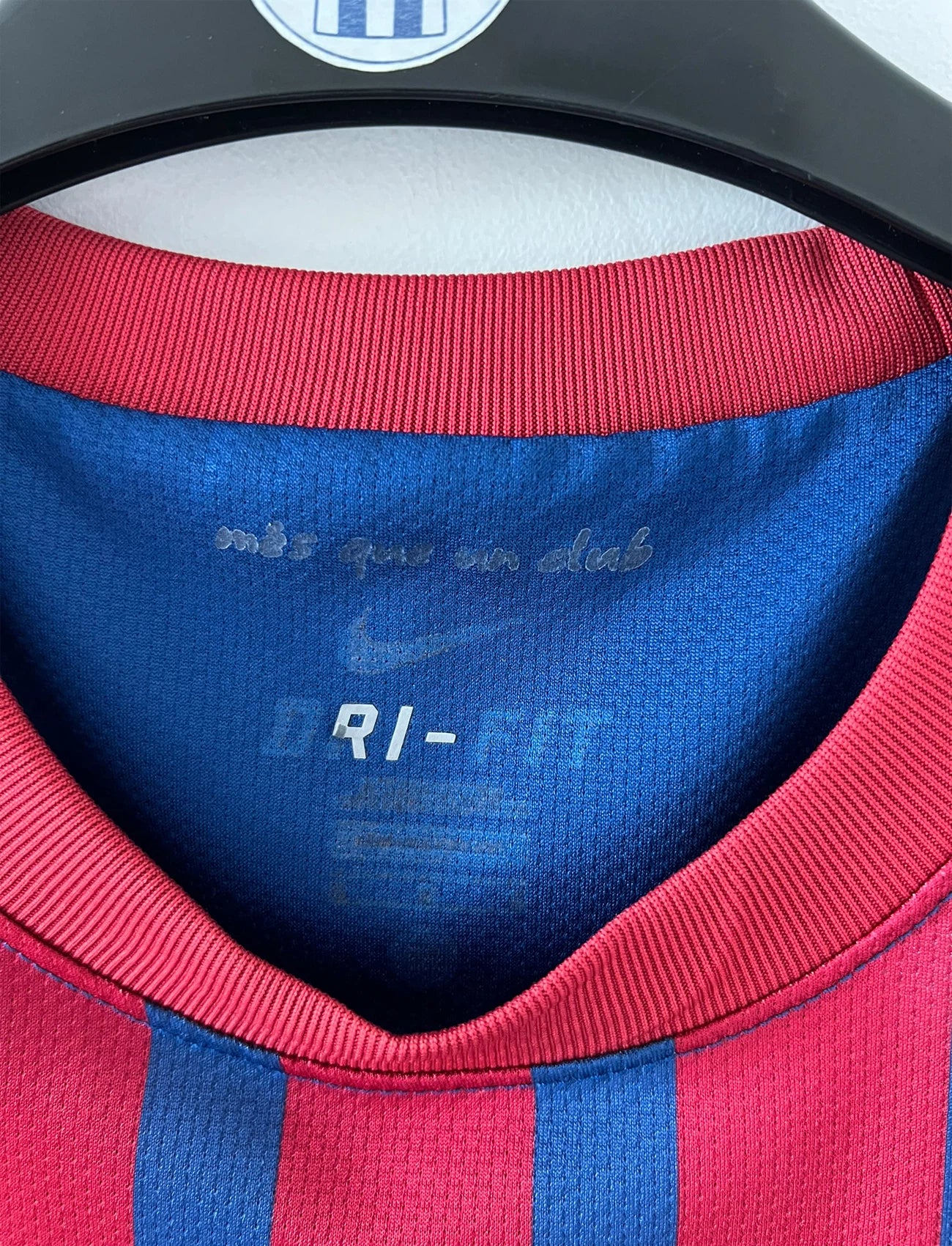 Maillot de foot vintage domicile rouge et bleu du FC Barcelone 2011/2012. On peut retrouver l'équipementier Nike et le sponsor Qatar Foundation. Le maillot est floqué du numéro 6 Xavi. Il s'agit d'un maillot authentique d'époque.