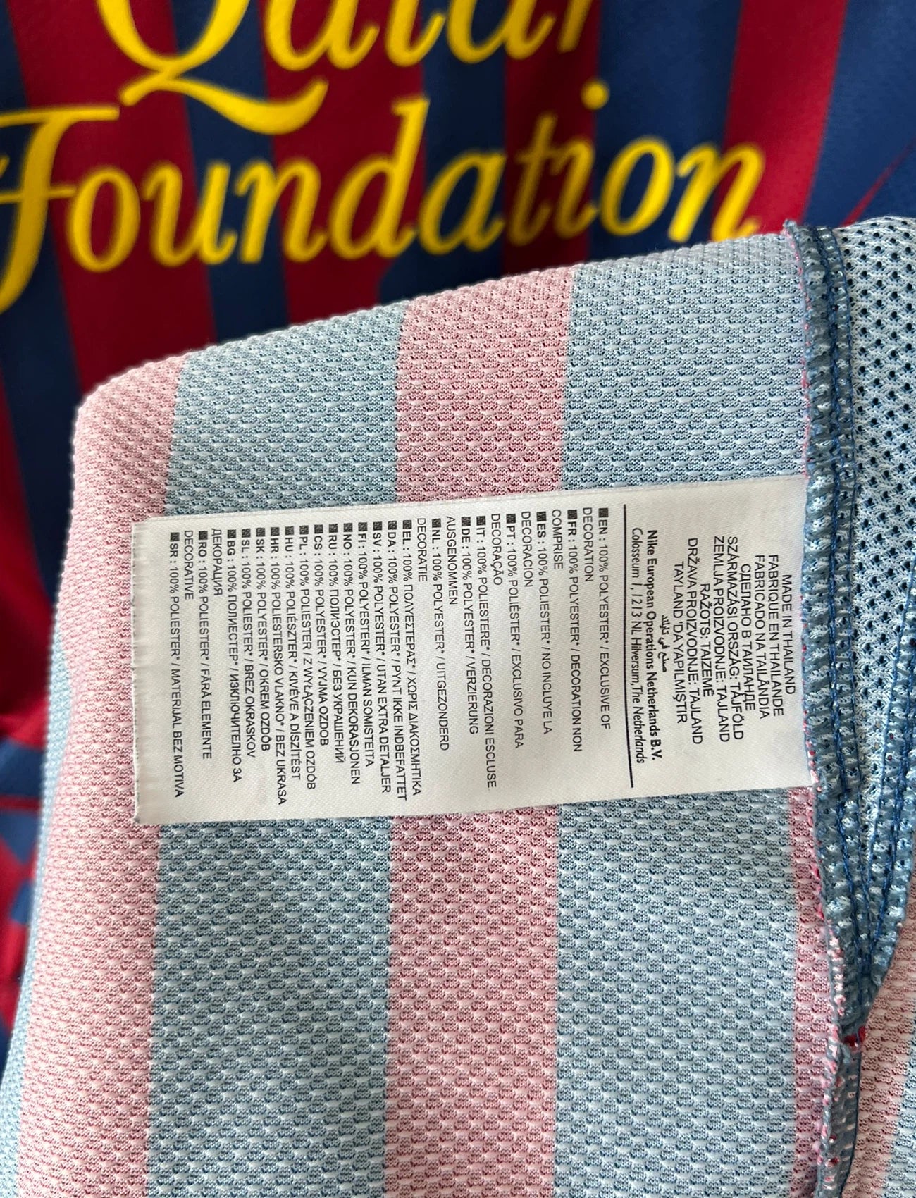 Maillot de foot vintage domicile rouge et bleu du FC Barcelone 2011/2012. On peut retrouver l'équipementier Nike et le sponsor Qatar Foundation. Le maillot est floqué du numéro 6 Xavi. Il s'agit d'un maillot authentique d'époque.