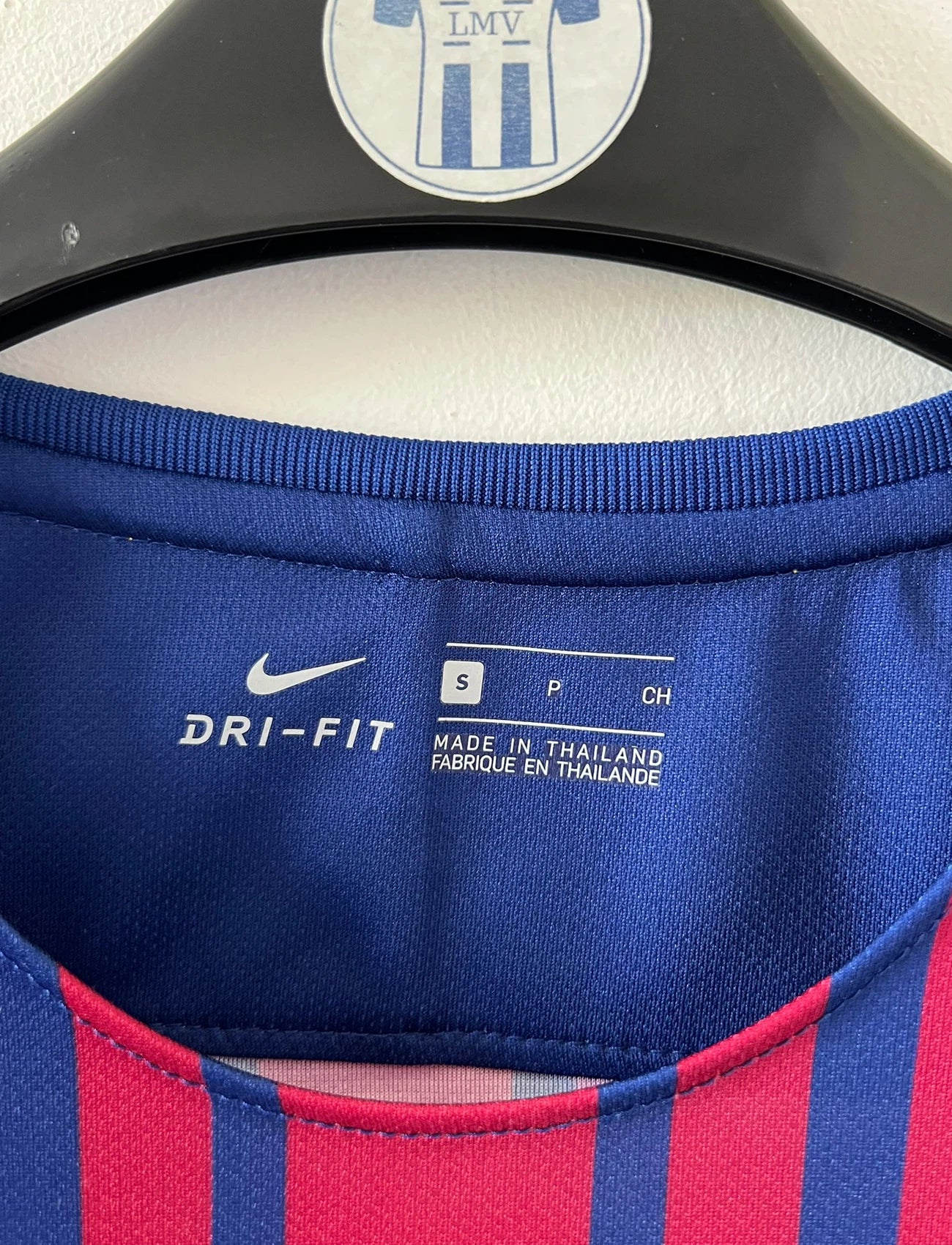 Maillot de foot vintage domicile rouge et bleu du FC Barcelone 2017/2018. On peut retrouver l'équipementier Nike et le sponsor Rakuten. Le maillot est floqué du numéro 10 Lionel Messi. Il s'agit d'un maillot authentique d'époque.