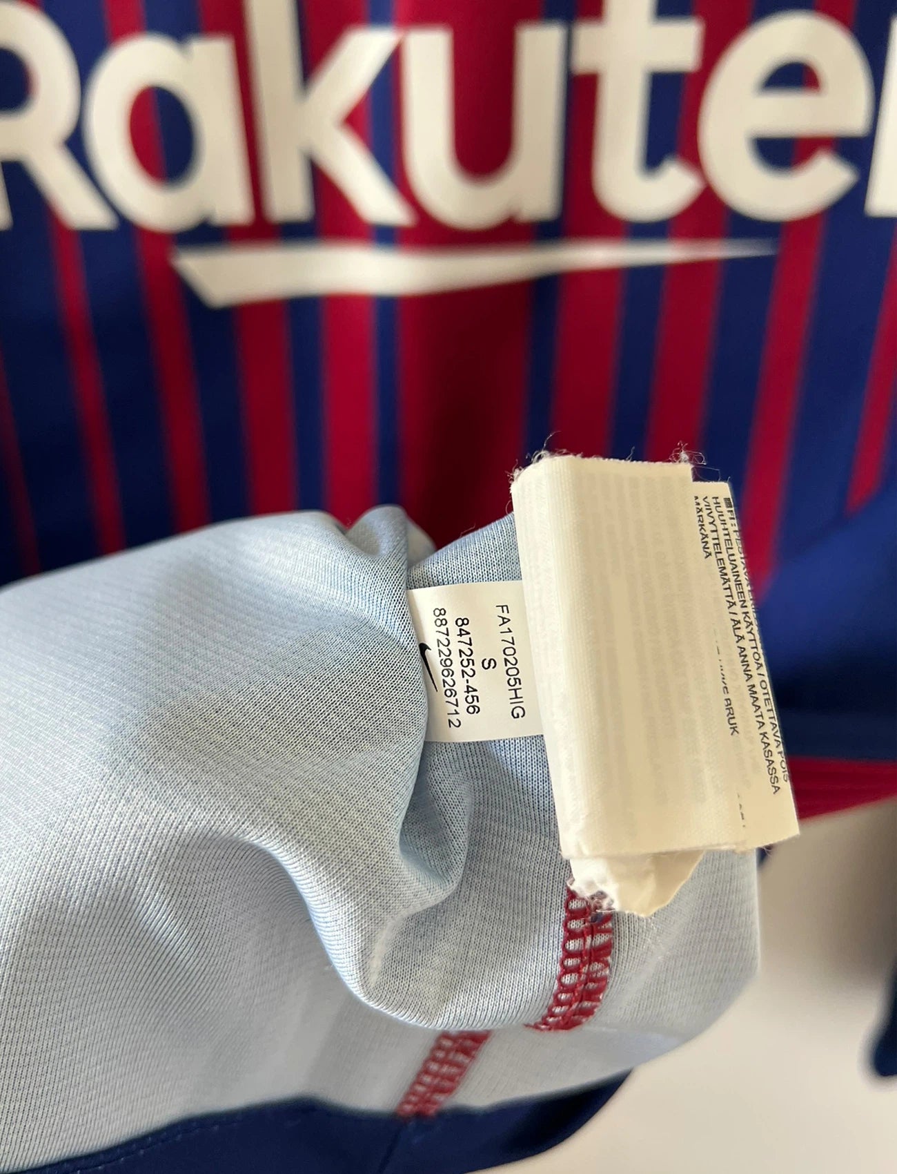 Maillot de foot vintage domicile rouge et bleu du FC Barcelone 2017/2018. On peut retrouver l'équipementier Nike et le sponsor Rakuten. Le maillot est floqué du numéro 10 Lionel Messi. Il s'agit d'un maillot authentique d'époque.