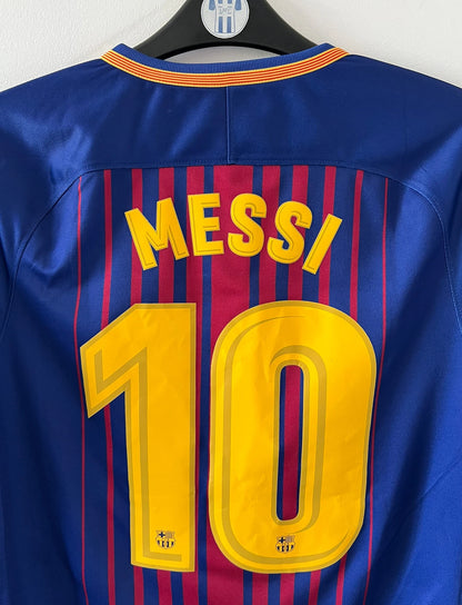 Maillot de foot vintage domicile rouge et bleu du FC Barcelone 2017/2018. On peut retrouver l'équipementier Nike et le sponsor Rakuten. Le maillot est floqué du numéro 10 Lionel Messi. Il s'agit d'un maillot authentique d'époque.
