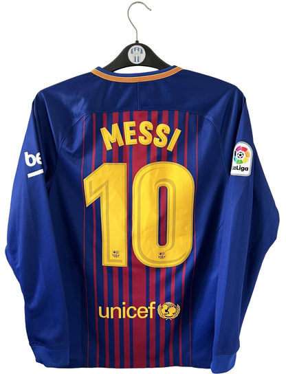 Maillot de foot vintage domicile rouge et bleu du FC Barcelone 2017/2018. On peut retrouver l'équipementier Nike et le sponsor Rakuten. Le maillot est floqué du numéro 10 Lionel Messi. Il s'agit d'un maillot authentique d'époque.