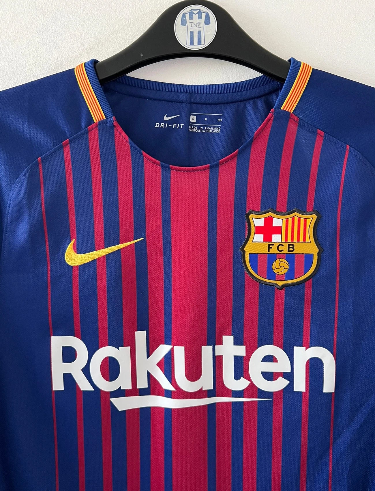 Maillot de foot vintage domicile rouge et bleu du FC Barcelone 2017/2018. On peut retrouver l'équipementier Nike et le sponsor Rakuten. Le maillot est floqué du numéro 10 Lionel Messi. Il s'agit d'un maillot authentique d'époque.