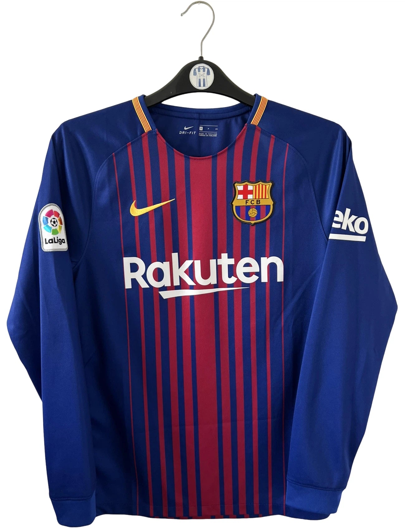 Maillot de foot vintage domicile rouge et bleu du FC Barcelone 2017/2018. On peut retrouver l'équipementier Nike et le sponsor Rakuten. Le maillot est floqué du numéro 10 Lionel Messi. Il s'agit d'un maillot authentique d'époque.