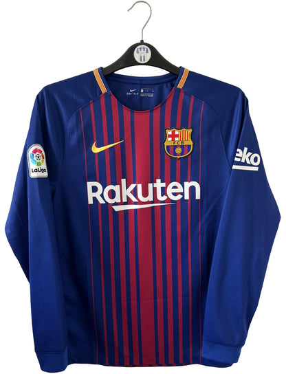 Maillot de foot vintage domicile rouge et bleu du FC Barcelone 2017/2018. On peut retrouver l'équipementier Nike et le sponsor Rakuten. Le maillot est floqué du numéro 10 Lionel Messi. Il s'agit d'un maillot authentique d'époque.