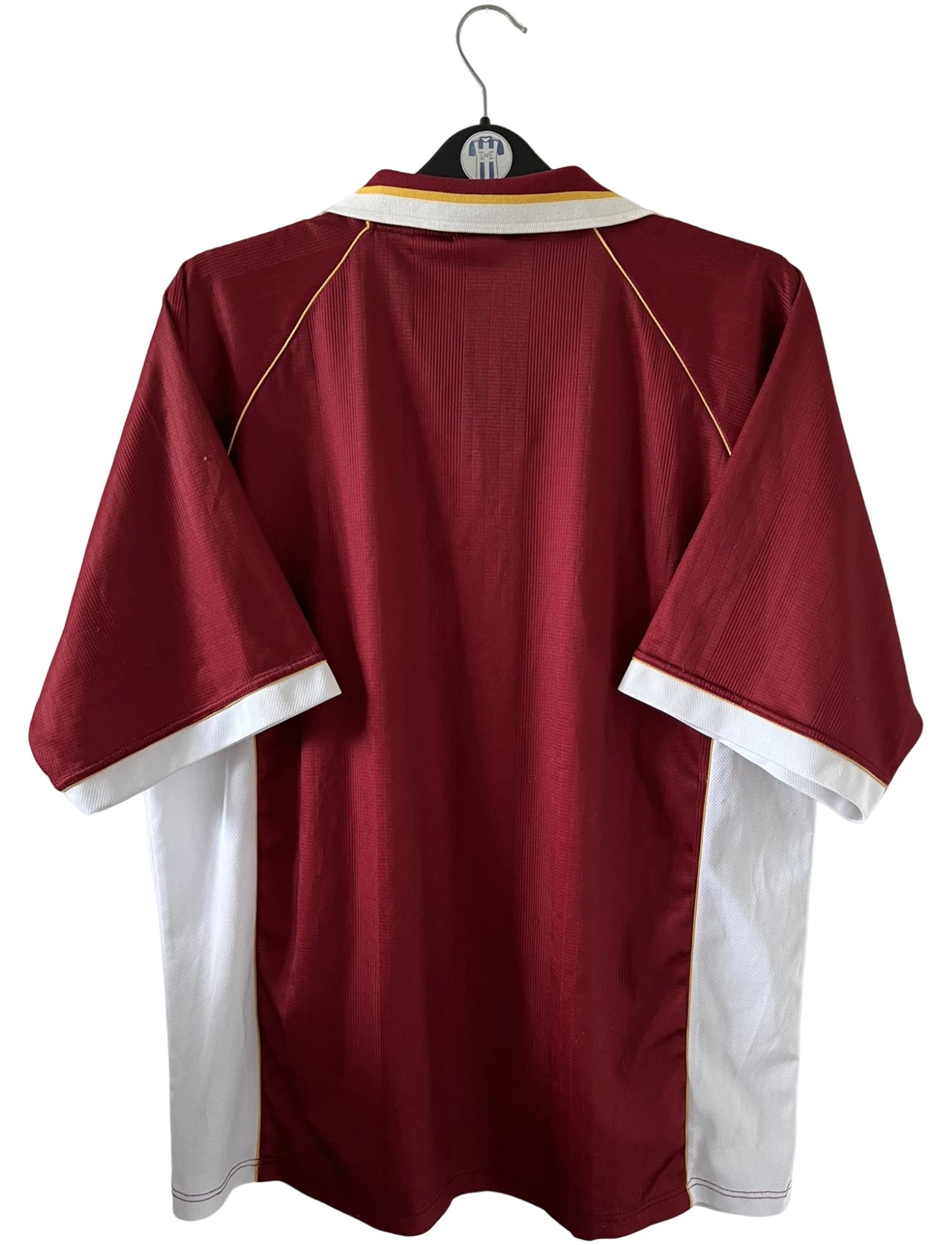 Maillot de foot vintage domicile rouge et blanc du FC Metz saison 1998/1999. On peut retrouver l'équipementier Puma et le sponsor Sollac. Il s'agit d'un maillot authentique d'époque.