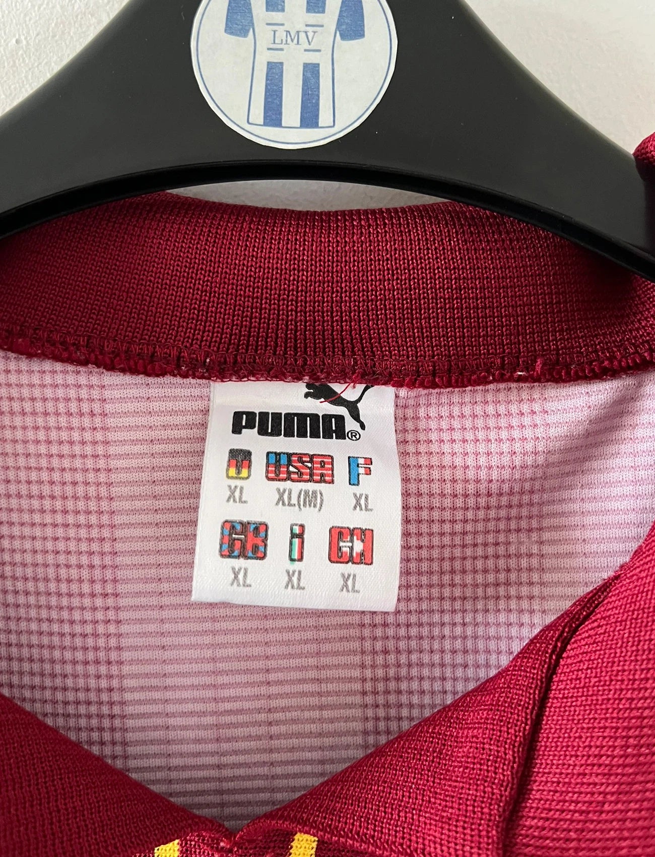 Maillot de foot vintage domicile rouge et blanc du FC Metz saison 1998/1999. On peut retrouver l'équipementier Puma et le sponsor Sollac. Il s'agit d'un maillot authentique d'époque.