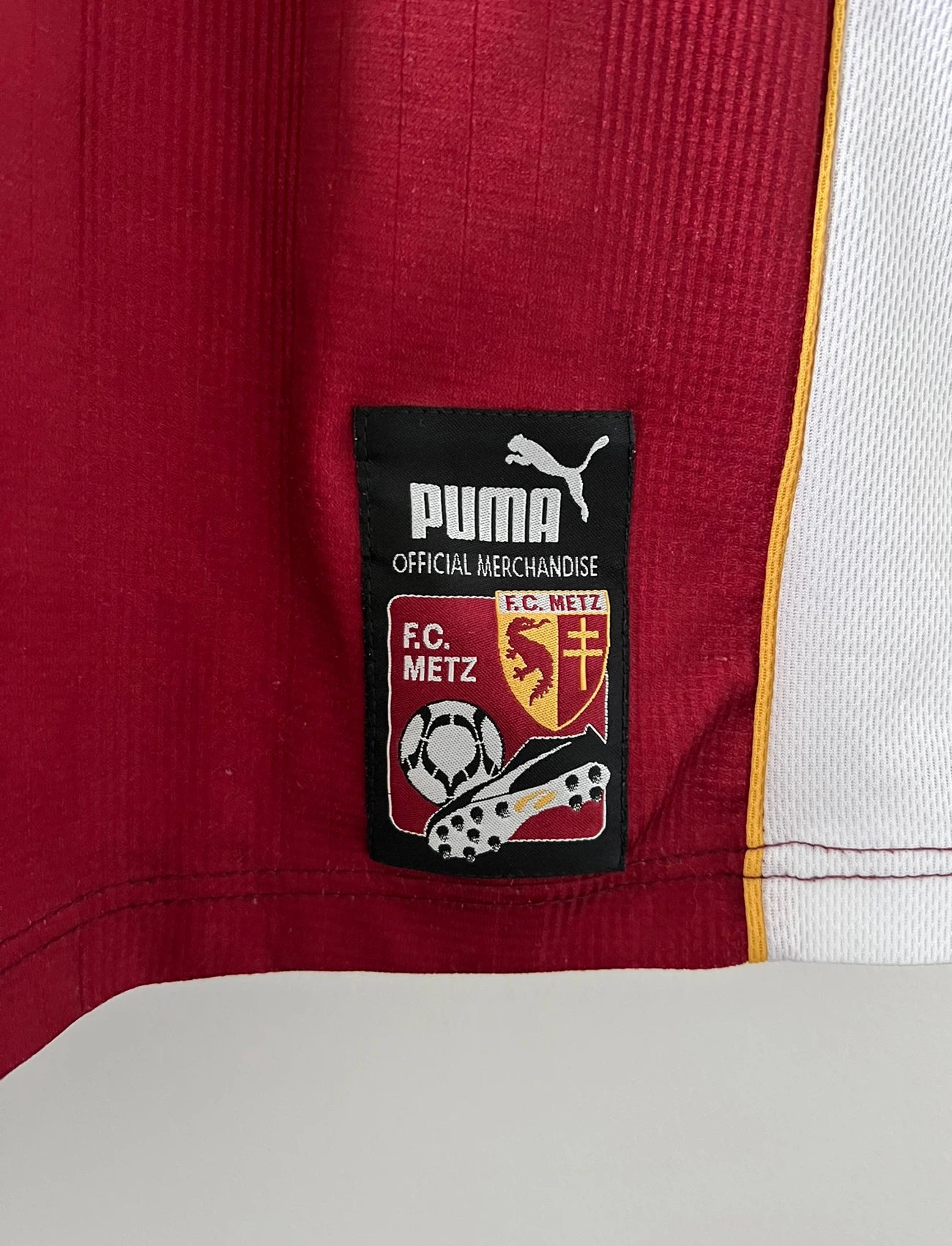 Maillot de foot vintage domicile rouge et blanc du FC Metz saison 1998/1999. On peut retrouver l'équipementier Puma et le sponsor Sollac. Il s'agit d'un maillot authentique d'époque.