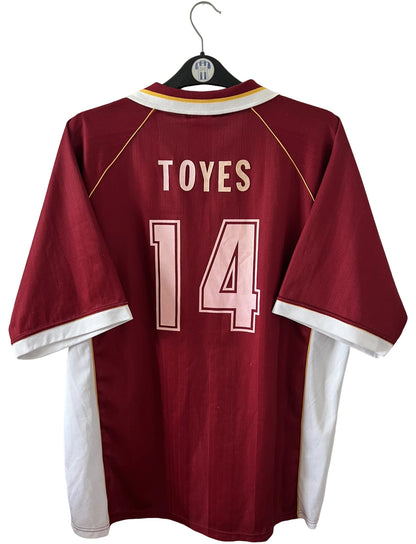 Maillot de foot vintage domicile rouge et blanc du FC Metz de la saison 1998/1999. On peut retrouver l'équipementier Puma et le sponsor Sollac. Le maillot est floqué du numéro 14 Geoffray Toyes. Il s'agit d'un maillot authentique d'époque.