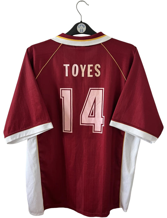 Maillot de foot vintage domicile rouge et blanc du FC Metz de la saison 1998/1999. On peut retrouver l'équipementier Puma et le sponsor Sollac. Le maillot est floqué du numéro 14 Geoffray Toyes. Il s'agit d'un maillot authentique d'époque.