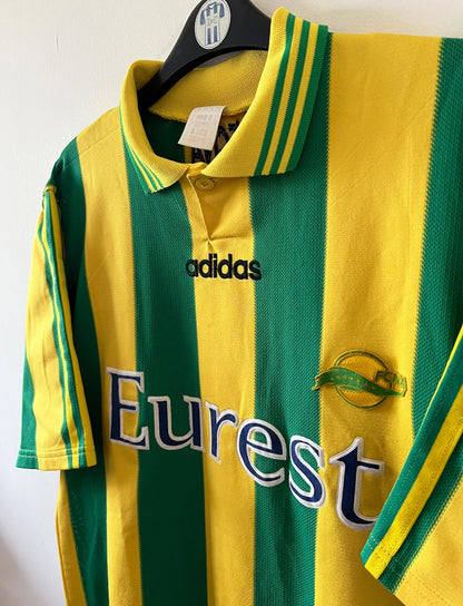 Maillot de foot vintage domicile jaune et vert du FC Nantes 1996/1997. On peut retrouver l'équipementier Adidas et le sponsor Eurest. Il s'agit d'un maillot authentique d'époque.