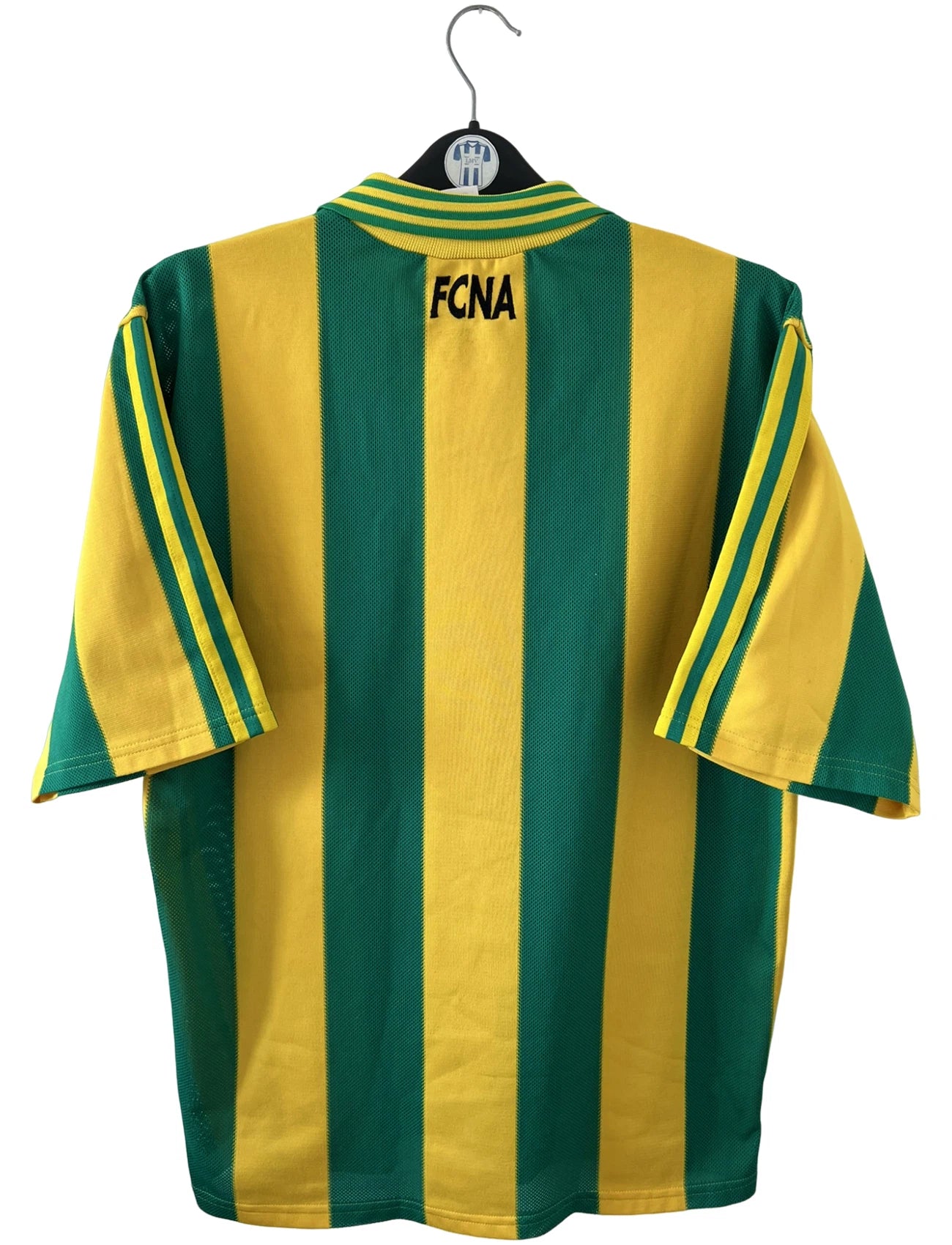 Maillot de foot vintage domicile jaune et vert du FC Nantes 1996/1997. On peut retrouver l'équipementier Adidas et le sponsor Eurest. Il s'agit d'un maillot authentique d'époque.