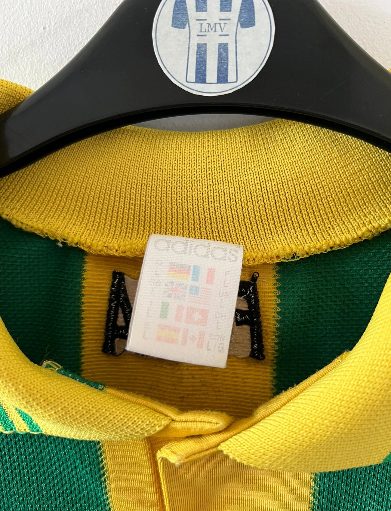 Maillot de foot vintage domicile jaune et vert du FC Nantes 1996/1997. On peut retrouver l'équipementier Adidas et le sponsor Eurest. Il s'agit d'un maillot authentique d'époque.
