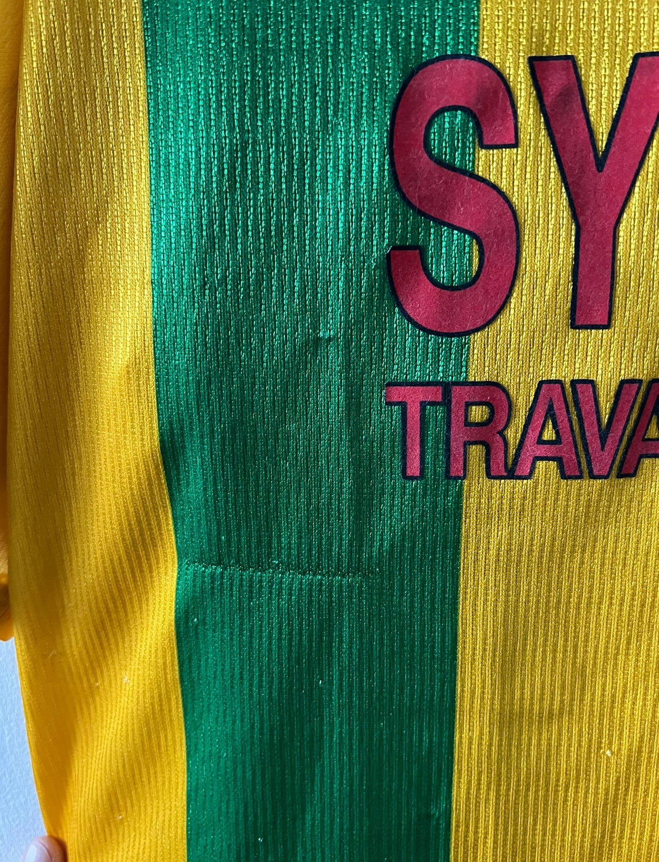 Maillot foot vintage domicile jaune et vert du FC Nantes 1998/2000. On peut retrouver l'équipementier Adidas et le sponsor Synergie. Il s'agit d'un maillot authentique d'époque.