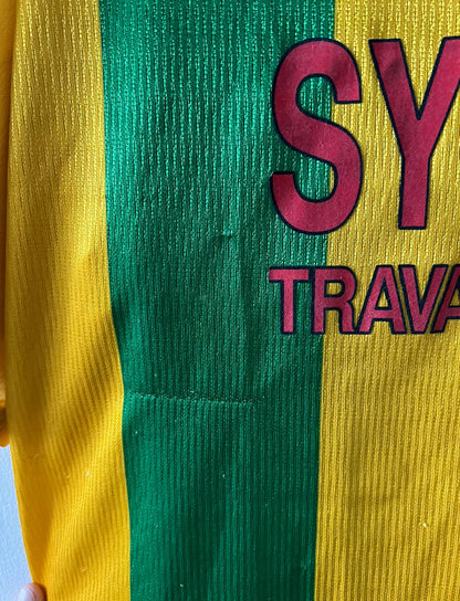 Maillot foot vintage domicile jaune et vert du FC Nantes 1998/2000. On peut retrouver l'équipementier Adidas et le sponsor Synergie. Il s'agit d'un maillot authentique d'époque.