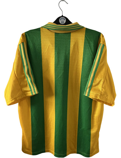 Maillot foot vintage domicile jaune et vert du FC Nantes 1998/2000. On peut retrouver l'équipementier Adidas et le sponsor Synergie. Il s'agit d'un maillot authentique d'époque.