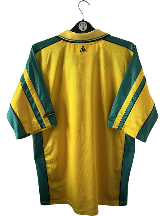 Maillot foot vintage domicile jaune et vert du FC Nantes 2001/2002. On peut retrouver l'équipementier Le Coq Sportif et le sponsor Synergie. Il s'agit d'un maillot authentique d'époque.