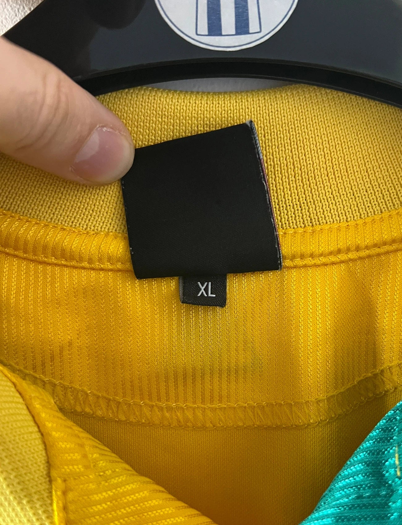 Maillot foot vintage domicile jaune et vert du FC Nantes 2001/2002. On peut retrouver l'équipementier Le Coq Sportif et le sponsor Synergie. Il s'agit d'un maillot authentique d'époque.