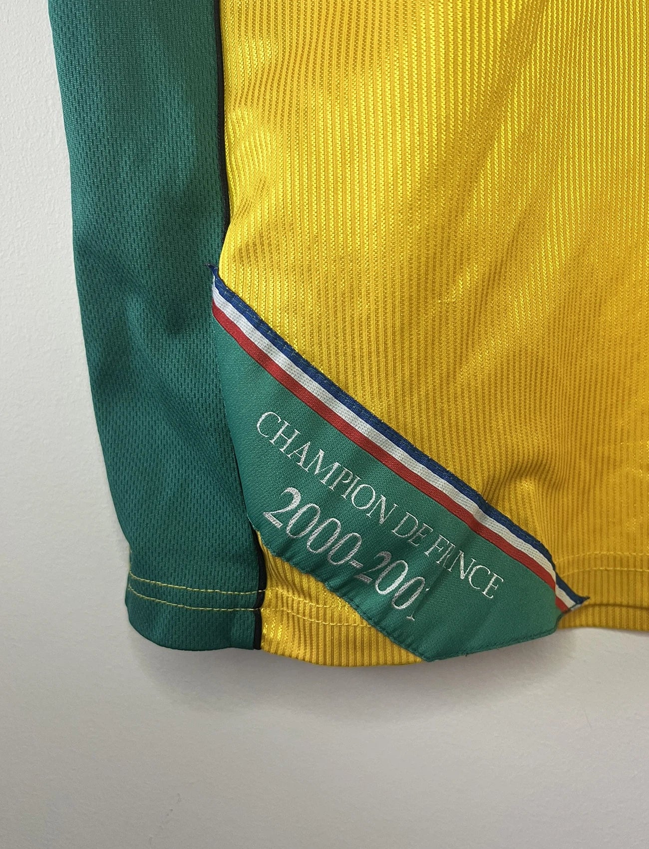 Maillot de foot vintage domicile du FC Nantes de la saison 2001/2002. On peut retrouver l'équipementier Le Coq Sportif et le sponsor Synergie. Il s'agit d'un maillot authentique d'époque.