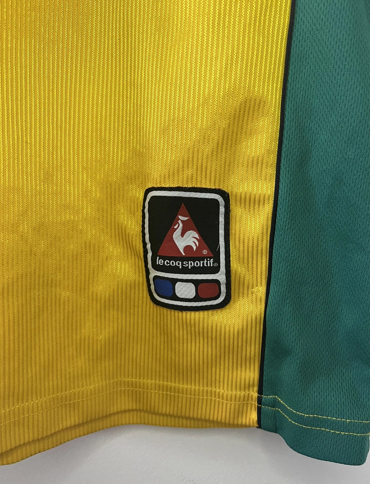 Maillot de foot vintage domicile du FC Nantes de la saison 2001/2002. On peut retrouver l'équipementier Le Coq Sportif et le sponsor Synergie. Il s'agit d'un maillot authentique d'époque.