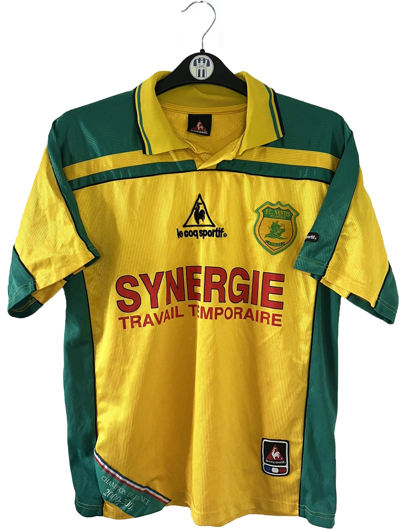 Maillot de foot vintage domicile du FC Nantes de la saison 2001/2002. On peut retrouver l'équipementier Le Coq Sportif et le sponsor Synergie. Il s'agit d'un maillot authentique d'époque.